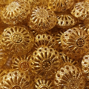 25 pezzi Vintage Gold Metal Filigree Hollow 3-D Dischi rotondi Piattini Perline per artigianato o gioielli 22mm 7/8&quot;
