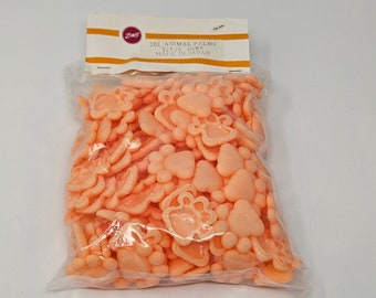 Peut inclure: Un sac de 201 formes de palmiers animaux en plastique orange. Le sac porte une étiquette indiquant "201 Animal Palms 32 x 28 1/2" et "Made in Japan".