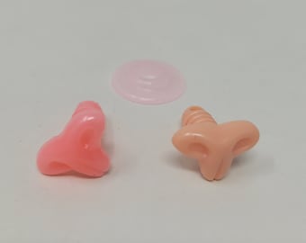 Peut inclure: Deux nez en plastique pour l'artisanat. L'un est rose et l'autre est de couleur pêche clair.