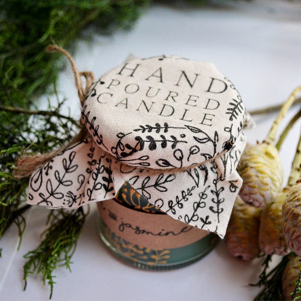 Hand gegoten kaars 'Himalayan Cedar & Jasmine' Handgemaakte Welsh kaarsen door Palamar Designs