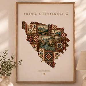 Könnte beinhalten: Gerahmter Kunstdruck von Bosnien und Herzegowina. Die Karte besteht aus verschiedenen gemusterten Quadraten mit Bildern von Landschaften und Architektur. Der Text "BOSNIA & HERZEGOVINA" steht oben. Der Druck ist in einem Holzrahmen.