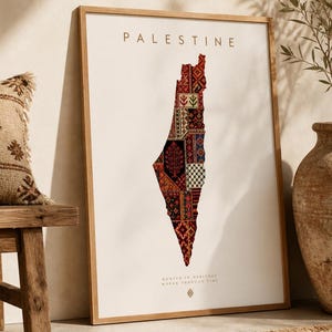 Könnte beinhalten: Ein gerahmter Kunstdruck mit einer Karte von Palästina, gefüllt mit komplizierten Mustern in Rot, Braun und Schwarz. Das Wort "PALESTINE" ist oben aufgedruckt, darunter der Text "ROOTED IN HERITAGE WOVEN THROUGH TIME". Der Druck ist in einem Holzrahmen.