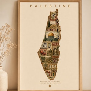 Könnte beinhalten: Ein gerahmter Kunstdruck mit einer Karte von Palästina, die aus verschiedenen illustrierten Kacheln mit Landschaften, Architektur und botanischen Elementen besteht. Der Text PALESTINE steht oben, darunter ROOTED IN HERITAGE UNITED IN CREATIVITY.
