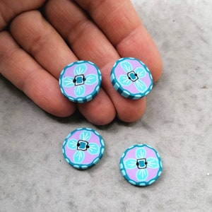 set van 4 blauwe lavendel knopen 18 mm voor het naaien van gehaakt breiwerk borduurwerk, bloemenknopen handgemaakt in polymeerklei