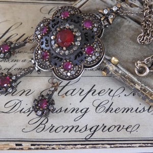 Antyczny wiktoriański wisiorek z rubinową pastą w kształcie kwiatów: łańcuszek ze srebra próby 925