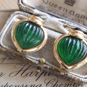 Prachtige vintage 18kt vergulde 18kt vergulde GROENE glazen cabochon zwarte Oostenrijkse kristallen clipoorbellen uit de jaren 70