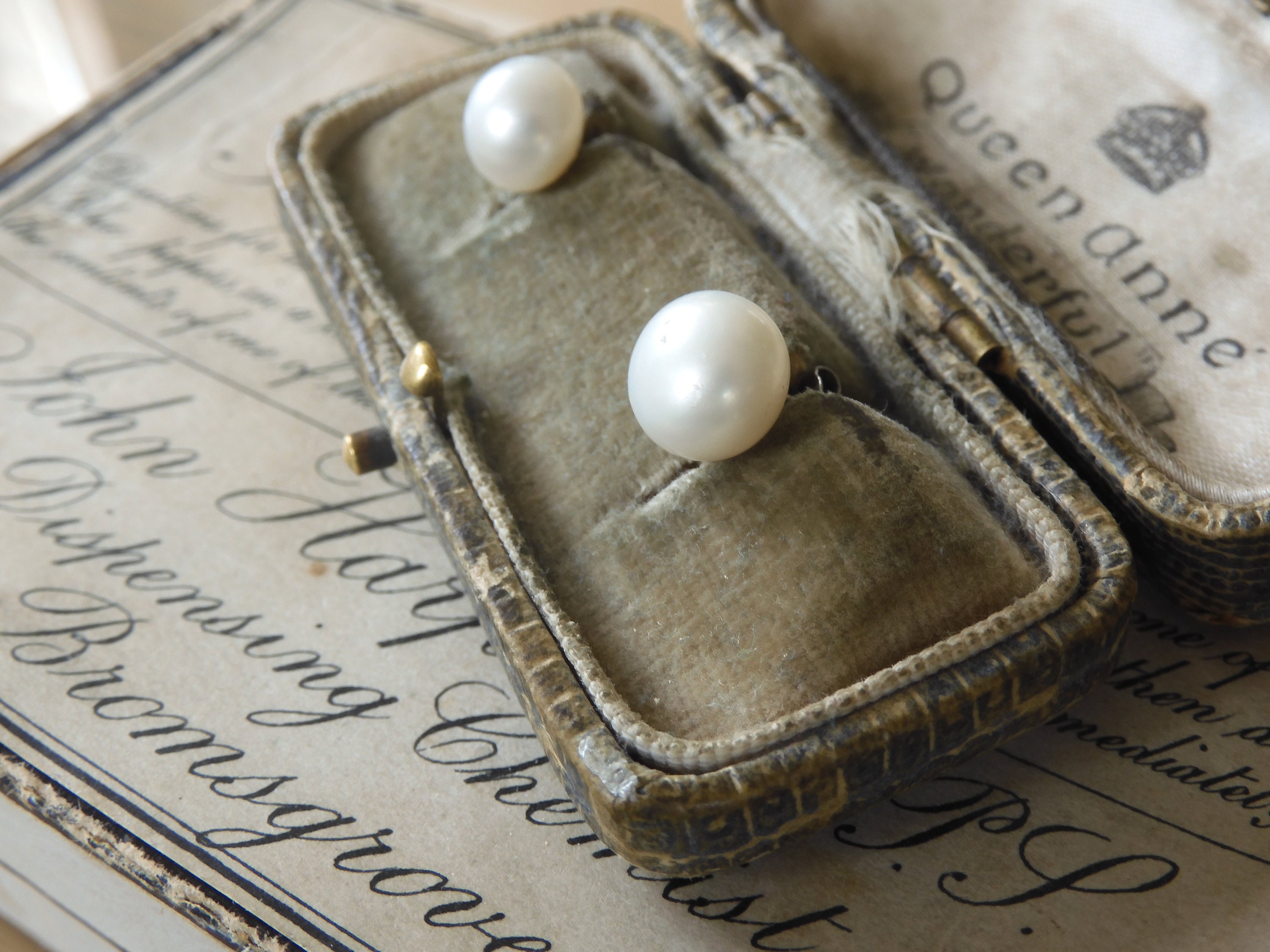 Boucles D'oreilles Vintage Années 80 - Métal Argenté, Perles Et Motif Couture, Fermoir Clip