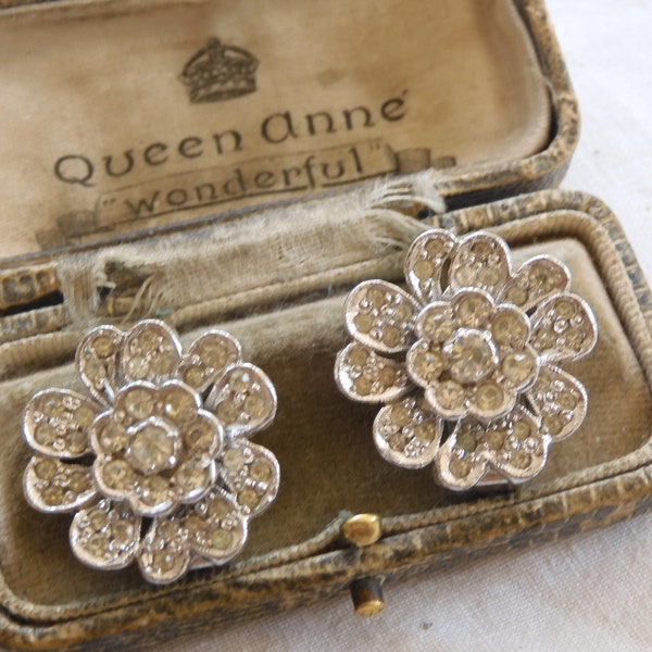 Jolie vintage des années 1950 clair pâte cristal incrusté FLORAL fleur Clip sur boucles d'oreilles