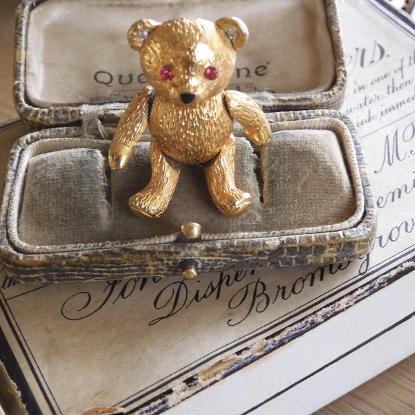 Stunning Vintage 1970s JOINTED Moving 18ct Gold Plated TEDDY Bear Brooch with pink austrian crystal eyes