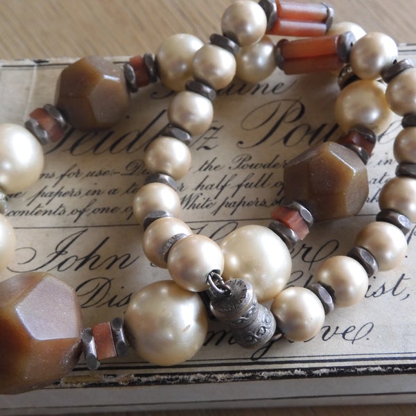 Fabuleux collier de perles Art déco françaises en bakélite véritable avec des maillons en pâte et un beau fermoir à vis