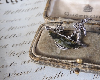 Edwardiansk sterlingsilverbrosch i markasit: Grön agat i kornisk älva