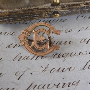 Maravilloso broche antiguo eduardiano con la letra E en oro rosa de 9 quilates