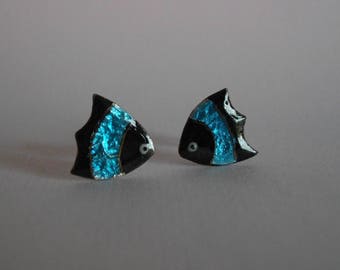 Boucles d'oreilles "Petits poissons d'argent" bleu ciel et montures en argent massif 925/1000, fait main par Les z'émaux