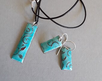 Parure pendentif et boucles d'oreilles bleu lagon, motifs feuilles et volutes, forme rectangle, emaux sur cuivre et argent , Leszemaux
