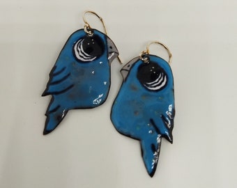 Loros azules, pendientes de fantasía, esmaltes sobre cobre y plata.