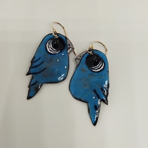 Parrots bleus, boucles d'oreilles fantaisie, émaux sur cuivre et argent image 1