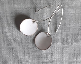 Round and white dinging earrings, on silver arabesque clasps 925/1000-Enamels on copper by Les z'enamels