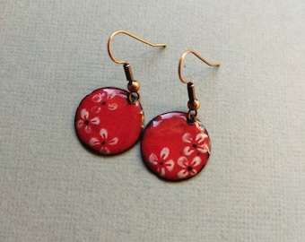 Boucles d'oreilles pendantes rondes décor fleuri-rouges et blanches- émaux sur cuivre- création Les Z'émaux