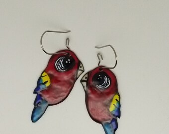 Loros rojos, pendientes de fantasía, esmaltes sobre cobre y plata.