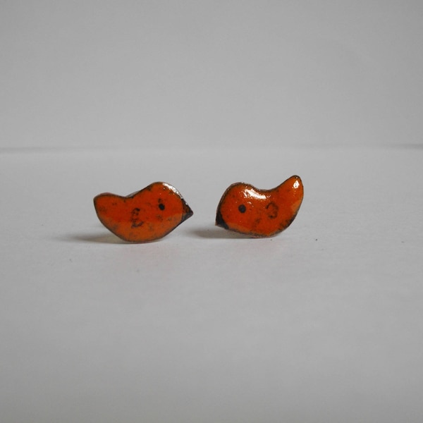 Boucles d'oreille puces ,"Les petits oiseaux" de couleur orange", émaux sur cuivre