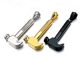 Op de afbeelding: Drie zilveren, gouden en zwarte hamer hangerkettingen. Elke ketting heeft een gedetailleerd hamerontwerp met een gestructureerd oppervlak.