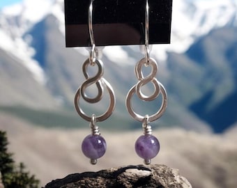 Aretes colgantes con piedra natal de gemas infinitas dobles en alambre formado a mano