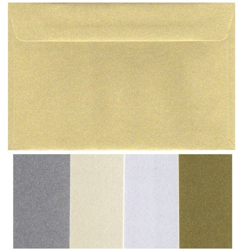 Pu&ograve; includere: Una busta dorata con una patta. La busta &egrave; mostrata accanto a quattro quadrati pi&ugrave; piccoli di carta in diversi colori: argento, crema, bianco e verde oliva.