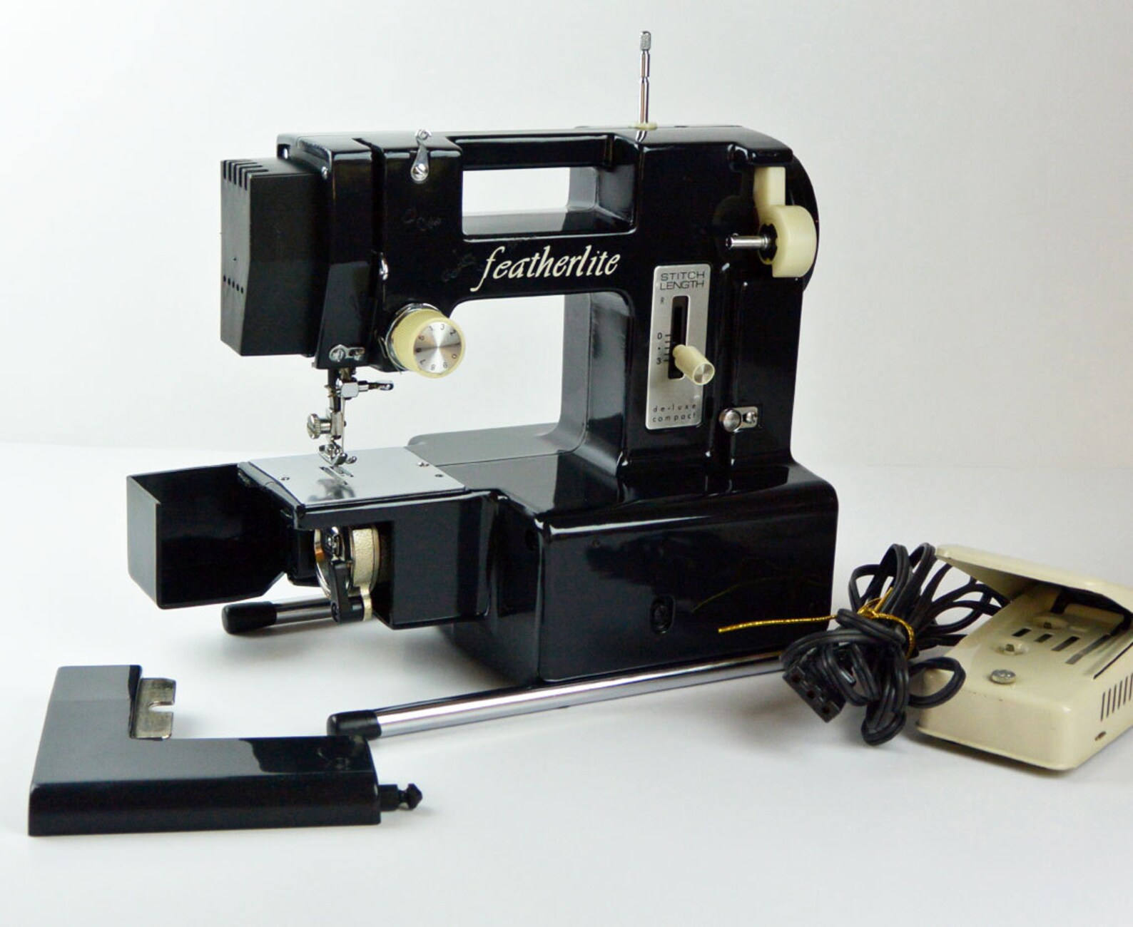 Vintage Sewing Machine . FEATHERLITE Sewing Machine . Free Arm | Etsy