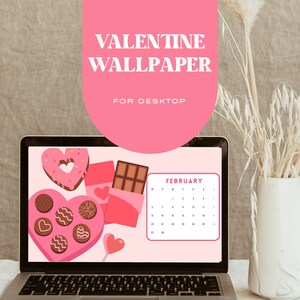 Könnte beinhalten: Ein Laptop zeigt ein Desktop-Hintergrundbild zum Valentinstag. Das Hintergrundbild zeigt rosa Illustrationen von Pralinen, einem Donut und einem Schokoriegel. Das Wort "FEBRUARY" ist sichtbar, zusammen mit einem Kalender. Der Text "VALENTINE WALLPAPER FOR DESKTOP" steht oben.