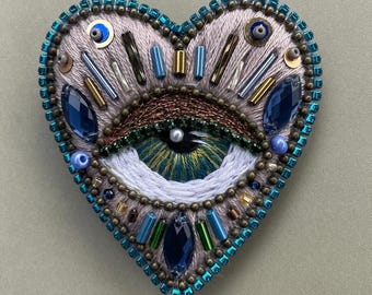 Pin de corazón con ojo bordado TAUPE