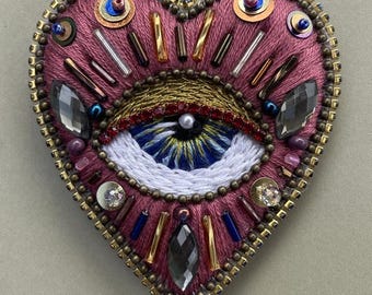 Pin de corazón con ojo bordado VINO