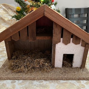 Wooden Nativity Stable Crèche Christmas Tree Holiday Decor