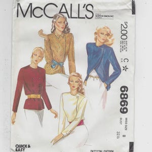 Puede incluir: Un sobre de patrón de costura vintage de McCall's para una blusa de mujer. El número de patrón es 6869 y la talla es 8. El sobre presenta cuatro ilustraciones de mujeres con diferentes estilos de blusas.
