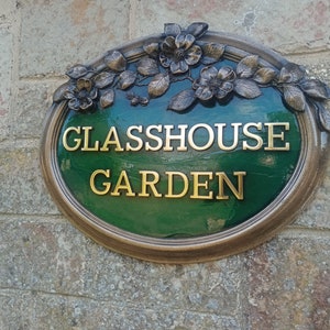 Personalisierte Cottage Schilder, mit Blumen verzierte Rosen Wandschild, Cottage Hausschilder, Hausnamenschild in Kaltgussbronze