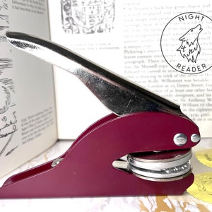 Ex Libris Buchprägung Stempel, personalisiertes Monogramm, Bücherwurm Prägung, Ex Libris Prägung Siegel, Weinrot