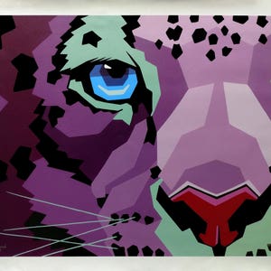 Puede incluir: Un primer plano de una ilustración geométrica de la cara de un leopardo de las nieves en morado y negro. El leopardo de las nieves tiene un ojo azul y una nariz rosa.
