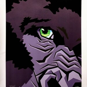 Puede incluir: Una impresión estilizada que presenta un primer plano de un ojo con un iris verde vibrante y un diseño púrpura y negro. La obra de arte incluye el texto "GOT MY EYE ON YOU" en la parte inferior y la firma del artista.