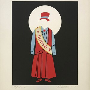 以下が含まれることがあります： 黒と白のイラストで、赤と青の帽子、赤いベスト、青いシャツ、赤いスカート、そして「Gertrude S.」と書かれたサッシュを着用した人物が描かれています。人物は黒い背景に白い円の前に立っています。