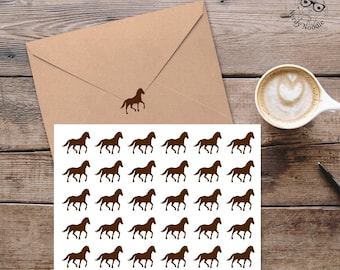 Puede incluir: Una hoja rectangular blanca con un patrón repetitivo de siluetas de caballos marrones en cinco filas y seis columnas, acompañada de un sobre marrón con una silueta de caballo y el logotipo de Nerdy Noodle.