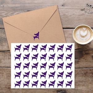 Op de afbeelding: Een vel met 36 paarse chihuahua-stickers met een hartje op elke hond. De stickers zijn op een witte achtergrond.