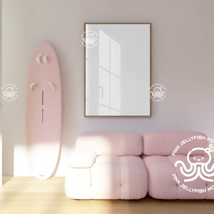 Maquette de cadre bohème pour salon avec canapé rose et planche de surf, intérieur rétro, affiche, objet intelligent, bois, photoshop, png, A1, A0, R27
