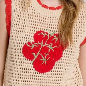 Brandneues, ärmelloses Stricktop mit Tomatenstickerei aus einer Boutique für Damen Bild 2