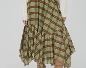 Nueva falda midi asimétrica a cuadros verdes y marrones de boutique para mujer.