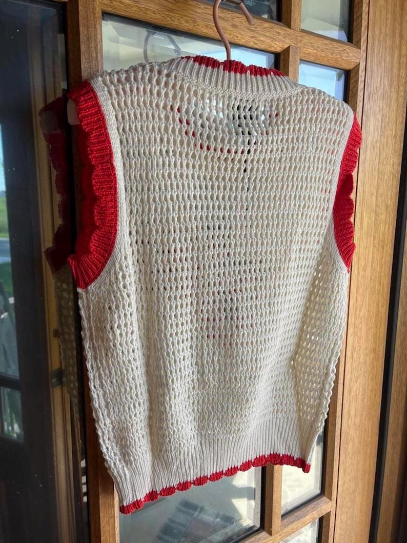 Brandneues, ärmelloses Stricktop mit Tomatenstickerei aus einer Boutique für Damen Bild 8