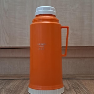 Oranje thermosfles uit de jaren 70, model 25Q, voor vacuümverzegelde warme dranken