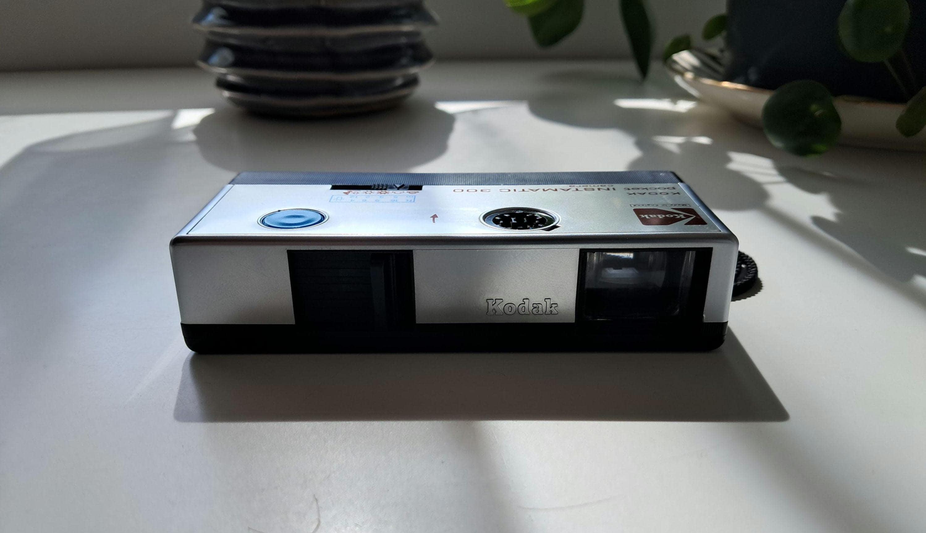 Appareil photo Kodak Instamatic 300 1963 fabriqué en Angleterre Photo Stock - Alamy