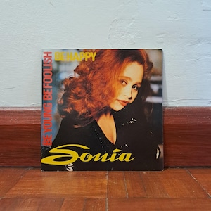 Disco de vinilo de 7&quot; de Sonia de los 90: Sé joven, sé tonto, sé feliz, música vintage.