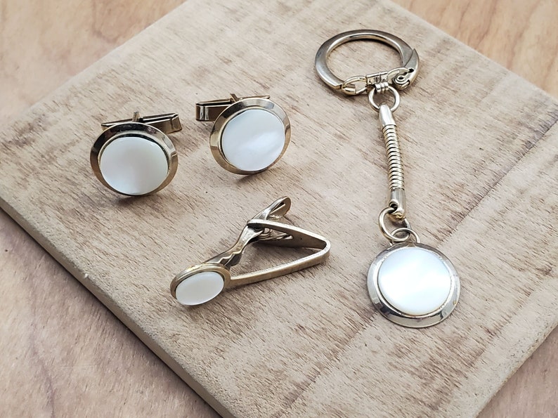 Gift for Guy Tie Bar and Key Chain Matching Set Vintage Mother of Pearl or Shell Look Round Gold Tone Cuff Links Men/'s Accessories