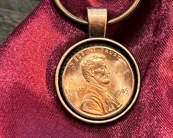 英国王立造幣局発行の1985年ニッケル真鍮プルーフ1ポンド硬貨。王冠に