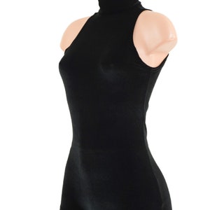Op de afbeelding: Een zwarte, mouwloze turtleneck bodysuit met een hoge halslijn. De bodysuit is gemaakt van een zachte, rekbare stof en heeft een strakke pasvorm.